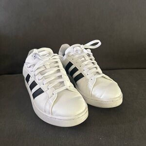 Woman’s Adidas Court Classic White and Black Sneaker tennis shoes size 8.5